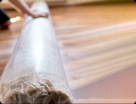Пакування килима у спеціальну захисну плівку