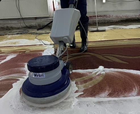 Професійна чистка килиму співробітником ДоЧиста